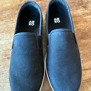 ABEO Woman’s Dark Slip-On Loafers